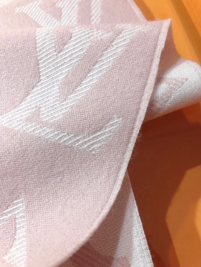 Louis Vuitton Monogram Jacquard وشاح كشميري وردي وكريمي 9