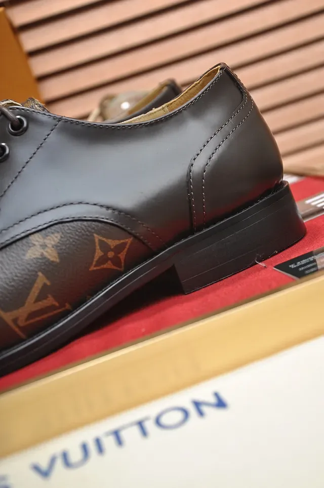 Louis Vuitton Sapatos Oxford Monogram de Couro com Cap-Toe 2