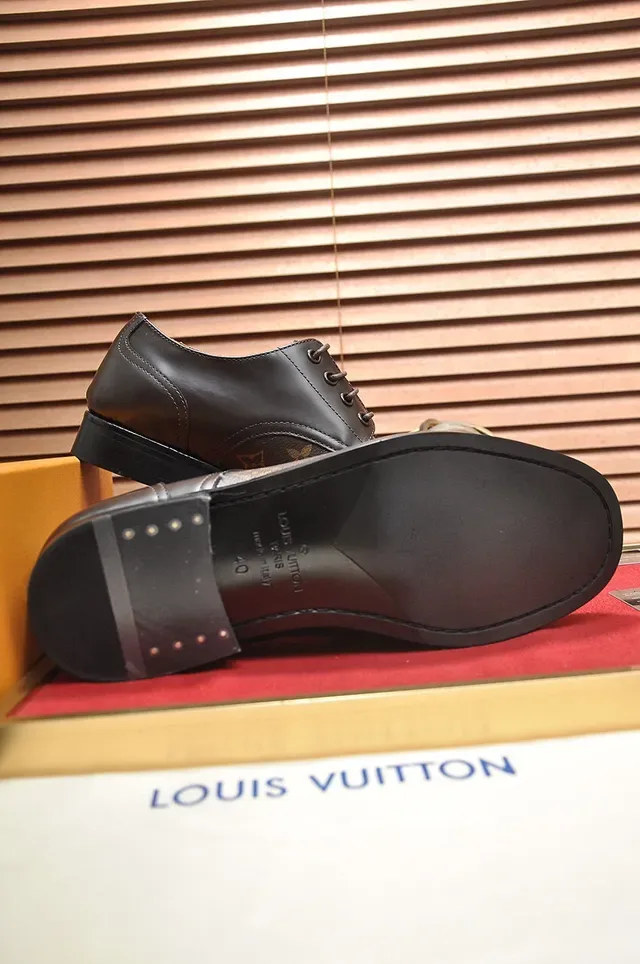 Louis Vuitton Sapatos Oxford Monogram de Couro com Cap-Toe 4