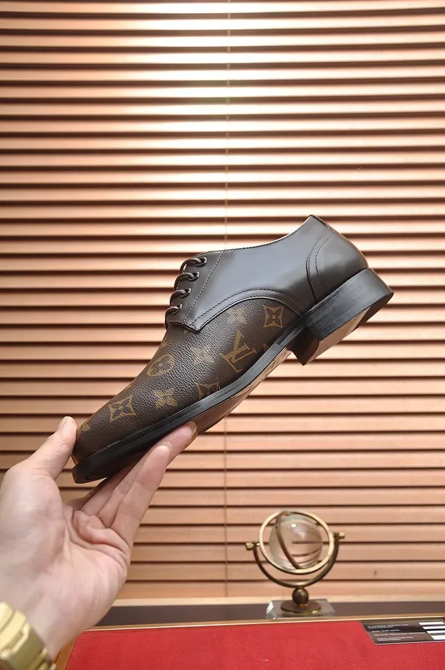 Louis Vuitton Sapatos Oxford Monogram de Couro com Cap-Toe 6