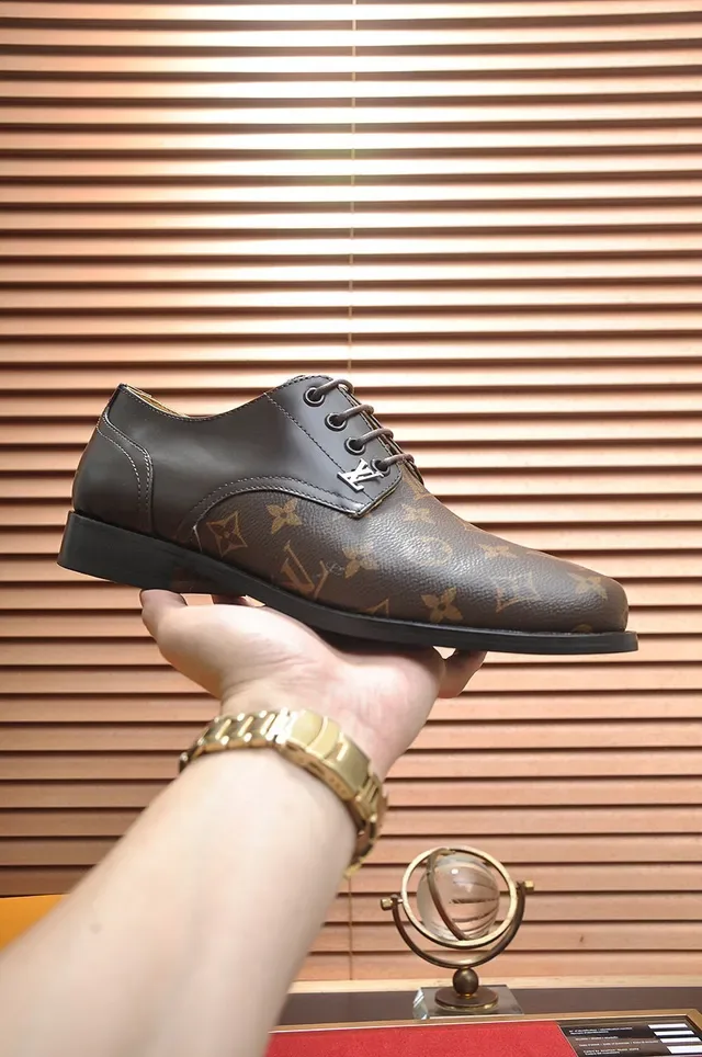 Louis Vuitton Sapatos Oxford Monogram de Couro com Cap-Toe 7