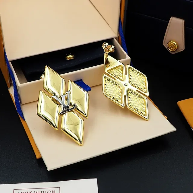 Louis Vuitton Monogram World Tour Diamond-Shaped Metallic Brooches 6