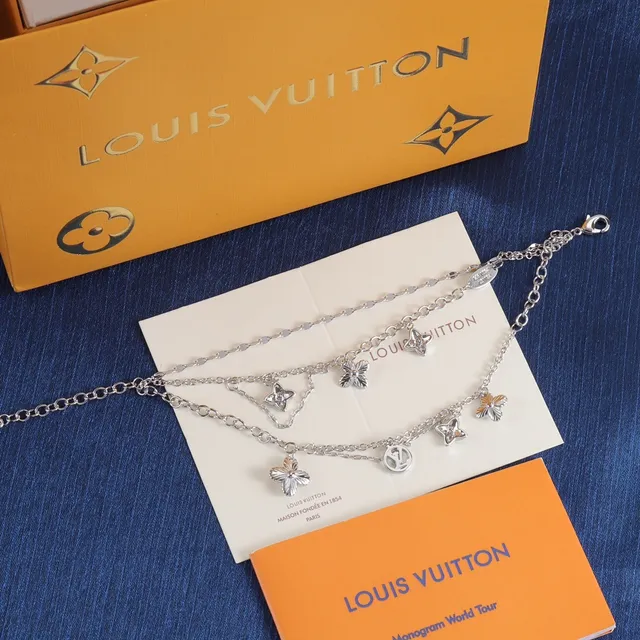 Louis Vuitton Monogram World Tour متعدد السلاسل درجة فضية قلادة 2