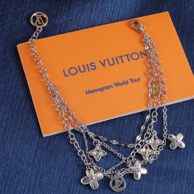 Louis Vuitton Monogram World Tour متعدد السلاسل درجة فضية قلادة 3