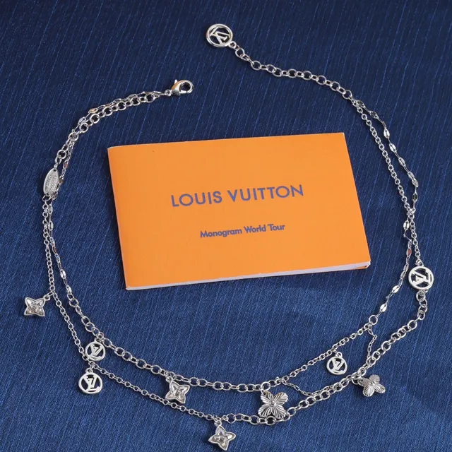 Louis Vuitton Monogram World Tour متعدد السلاسل درجة فضية قلادة 6