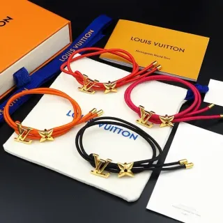 سوارة Louis Vuitton Monogram World Tour أحمر ذهبي ستايل حبل تعويذة
