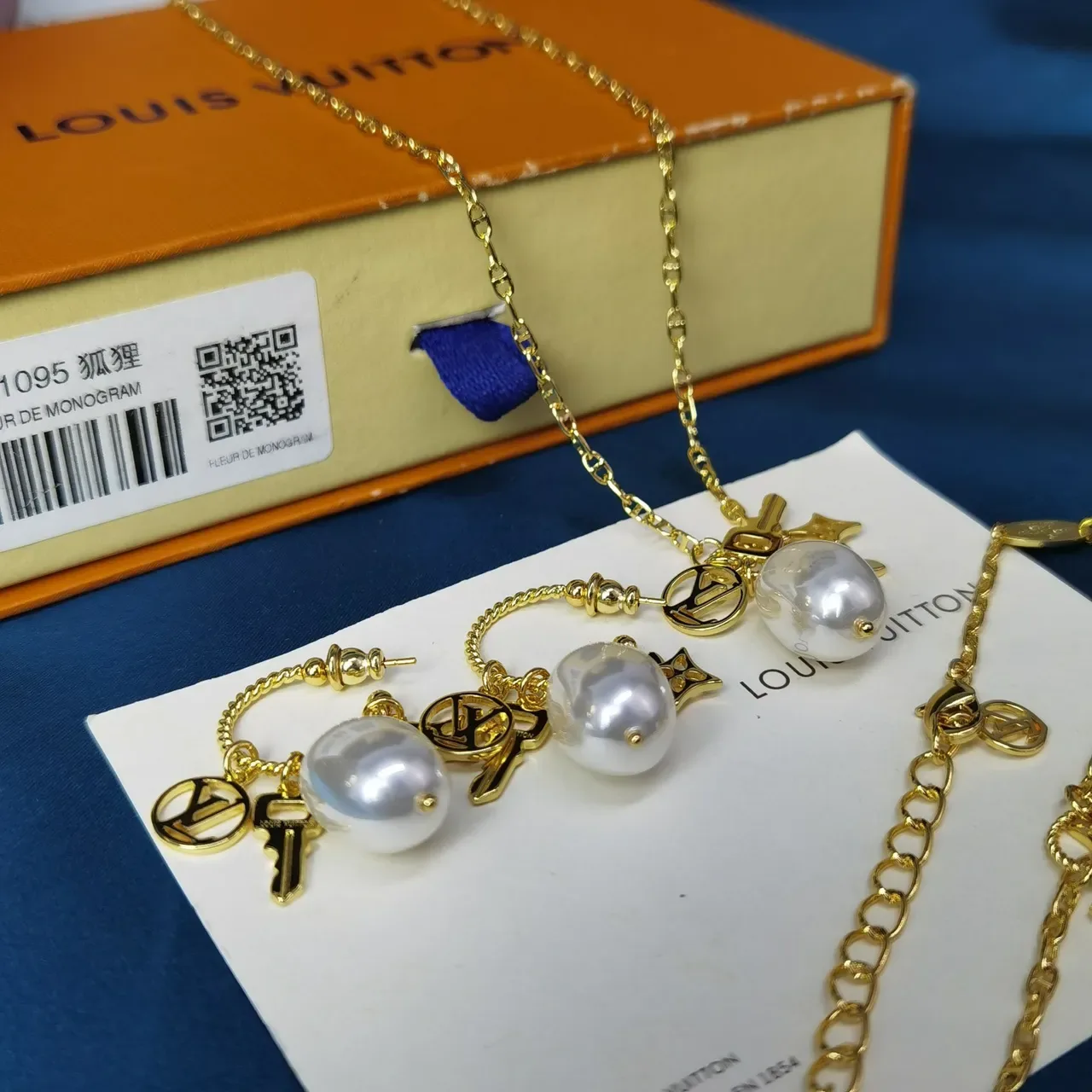 Louis Vuitton Multi-Charm Gold White Chain Link Baroque Pearl Pendant Bracelet 2