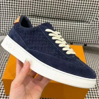 Louis Vuitton Navy White Tênis Lifestyle em couro suede com monograma embossado