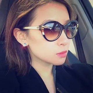 Louis Vuitton Petit Soupçon Óculos de Sol Preto Dourado Silhueta Olho de Gato Temples com Monograma Decorado 2