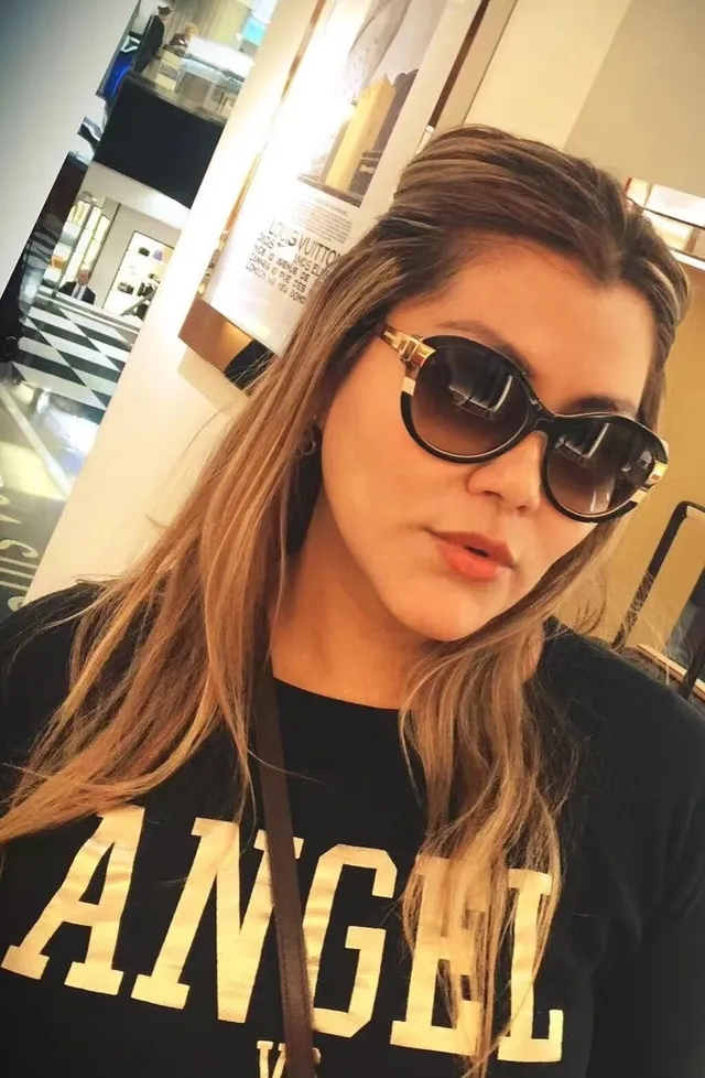 Louis Vuitton Petit Soupçon Óculos de Sol Preto Dourado Silhueta Olho de Gato Temples com Monograma Decorado 3