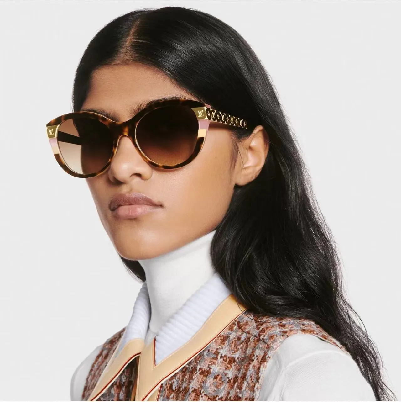 Louis Vuitton Petit Soupçon Óculos de Sol Preto Dourado Silhueta Olho de Gato Temples com Monograma Decorado 7