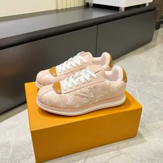 Louis Vuitton zapatillas lifestyle de lona rosa beige con estampado monograma y acentos de cuero marrón contrastante