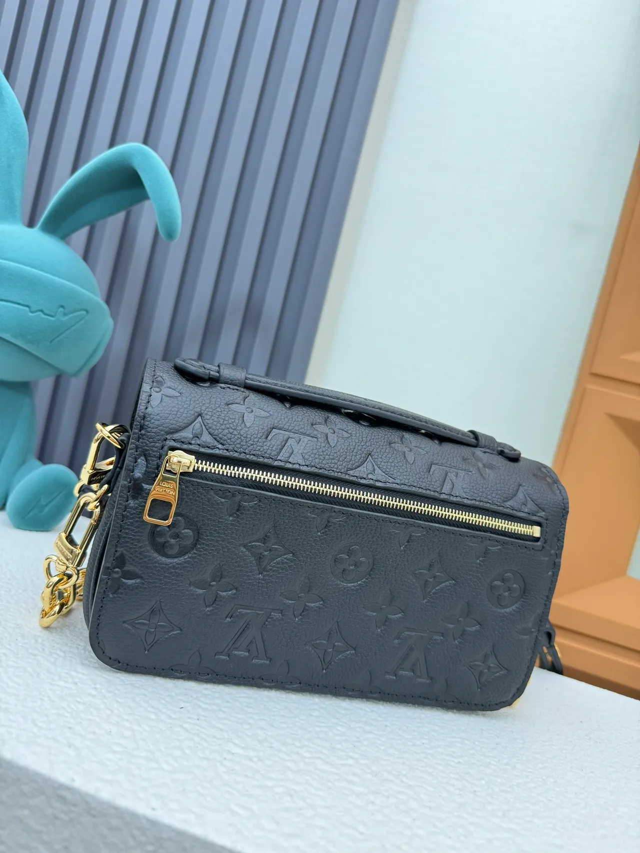 Louis Vuitton Pochette Metis Preto Dourado Embossed Monogram Cinto de Couro Bolsa Mensageiro 2