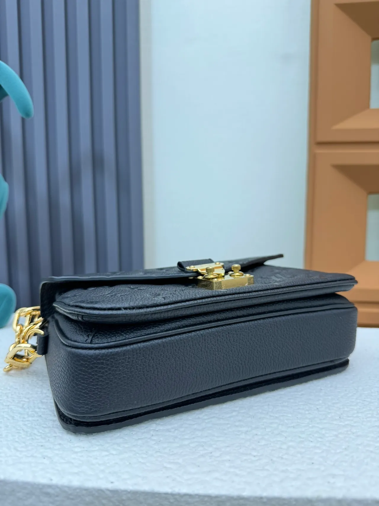 Louis Vuitton Pochette Metis Preto Dourado Embossed Monogram Cinto de Couro Bolsa Mensageiro 3