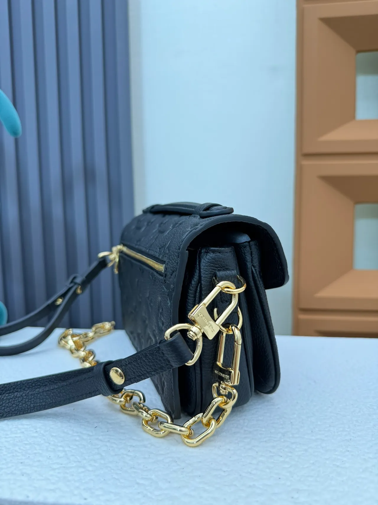 Louis Vuitton Pochette Metis Preto Dourado Embossed Monogram Cinto de Couro Bolsa Mensageiro 4