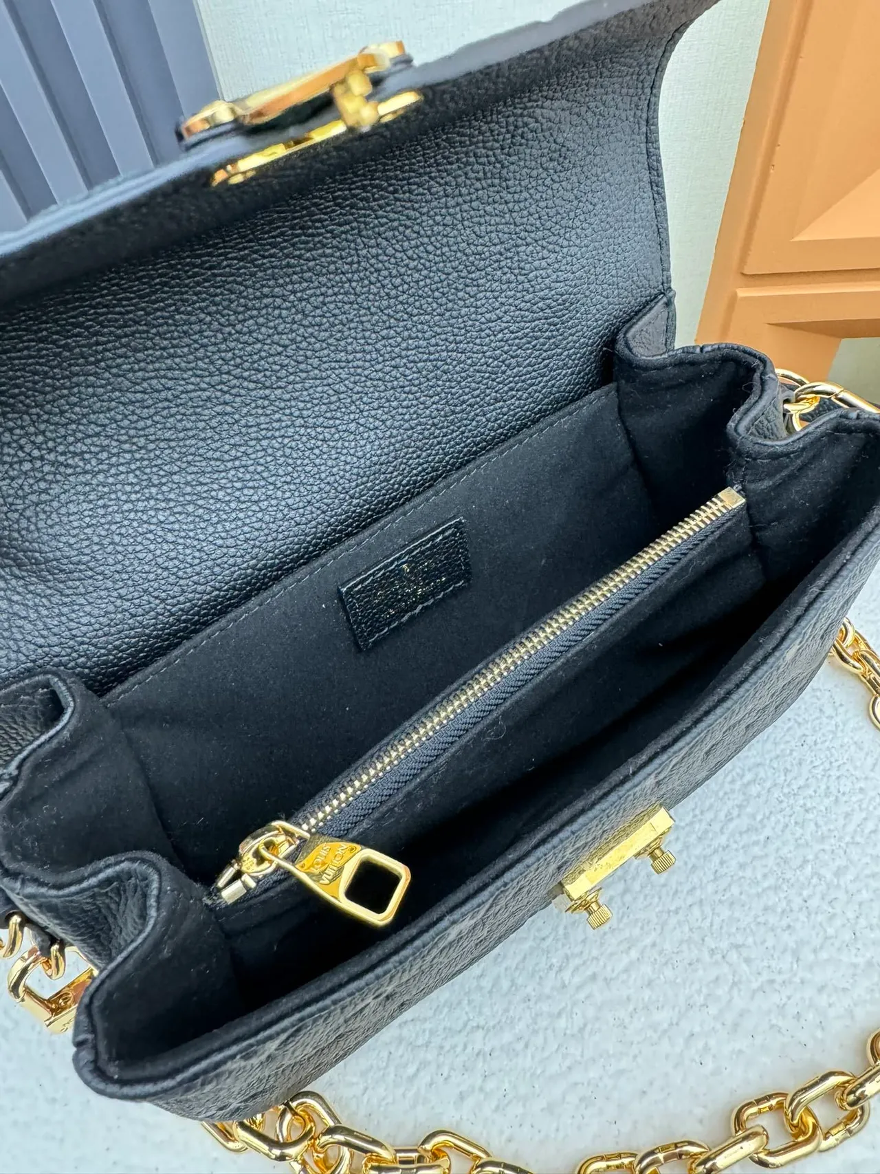 Louis Vuitton Pochette Metis Preto Dourado Embossed Monogram Cinto de Couro Bolsa Mensageiro 5