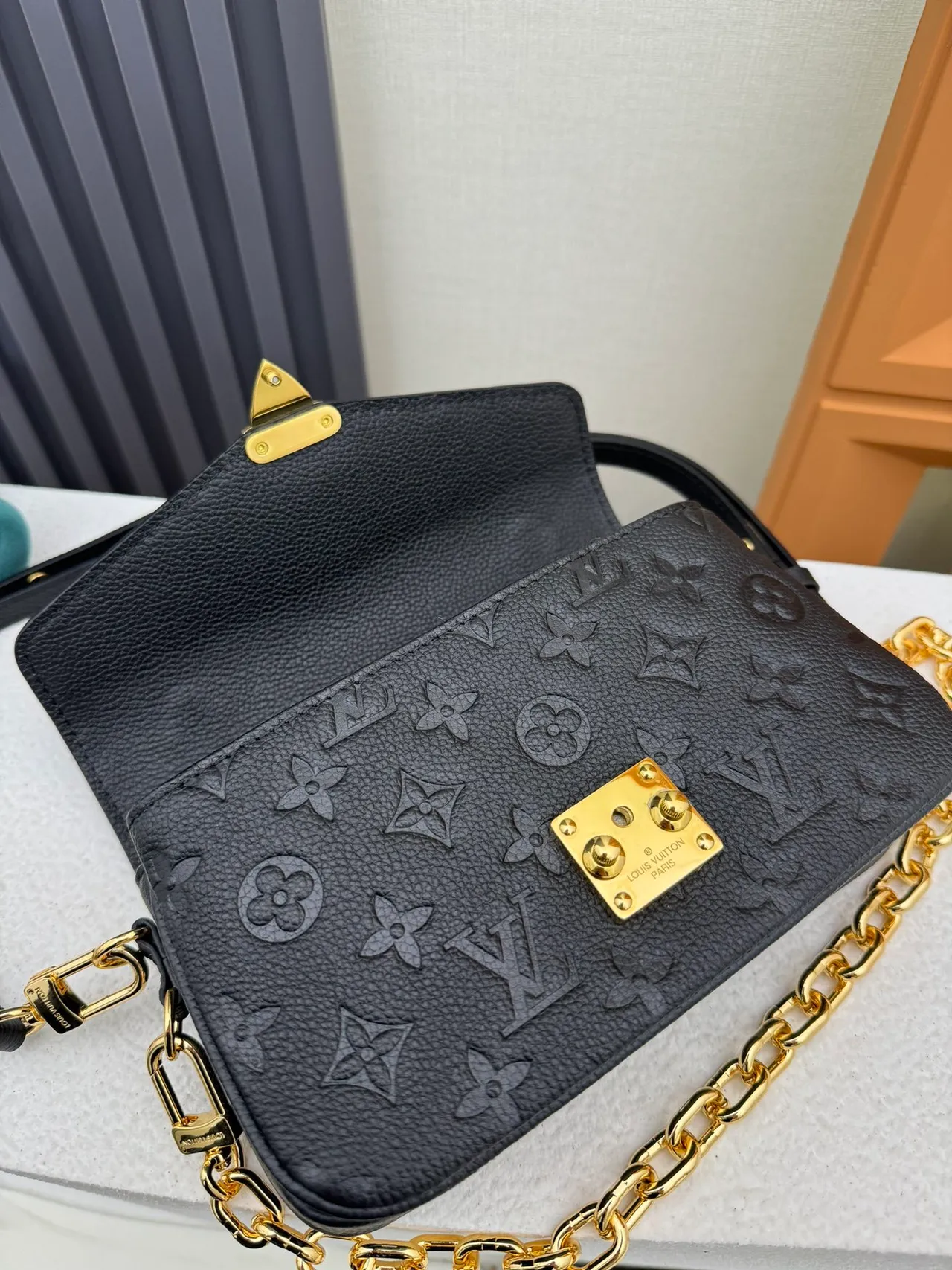 Louis Vuitton Pochette Metis Preto Dourado Embossed Monogram Cinto de Couro Bolsa Mensageiro 6