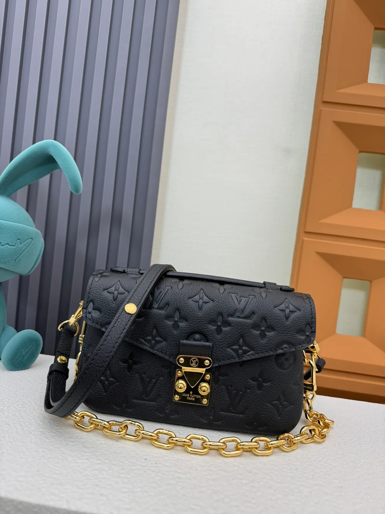 Louis Vuitton Pochette Metis Preto Dourado Embossed Monogram Cinto de Couro Bolsa Mensageiro 7
