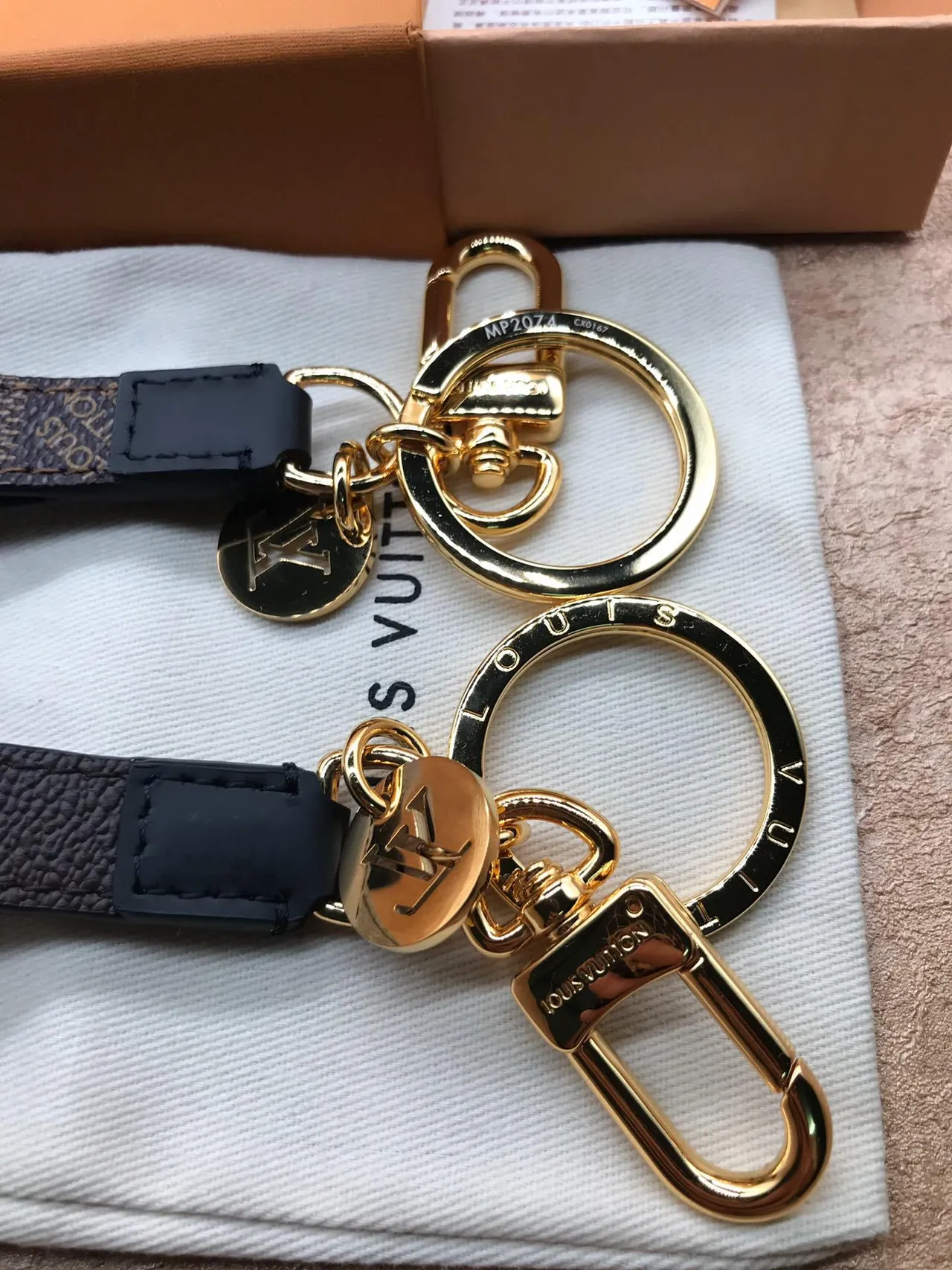 Louis Vuitton Porte-Clefs بني أسود نمط حزام مونوغرام قماش يد 2