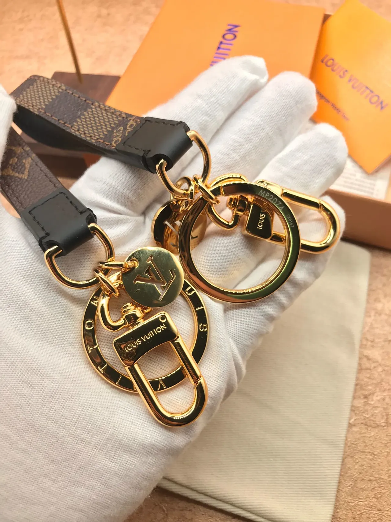 Louis Vuitton Porte-Clefs بني أسود نمط حزام مونوغرام قماش يد 4