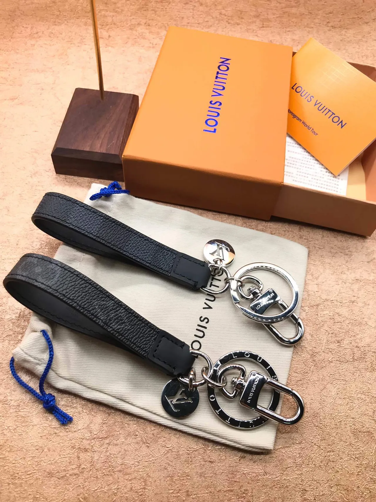 Louis Vuitton Porte-Clefs بني أسود نمط حزام مونوغرام قماش يد 6