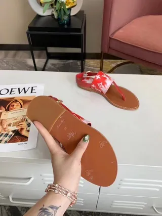 Louis Vuitton Sandales Casuales de Cheville Ajustables avec Sangle Imprimée en Monogramme et Boucle Rouge Marron 2