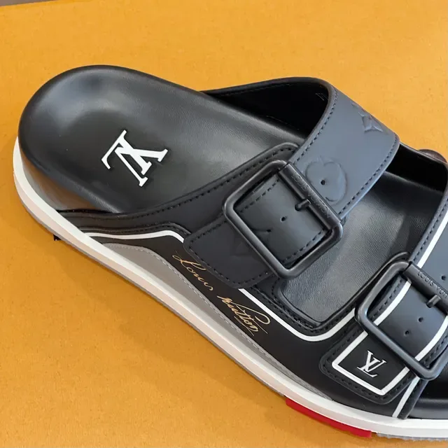 Louis Vuitton Run Away Slide أسود أبيض حزامين إبزيم إغلاق تفصيل Piping شرائح 4