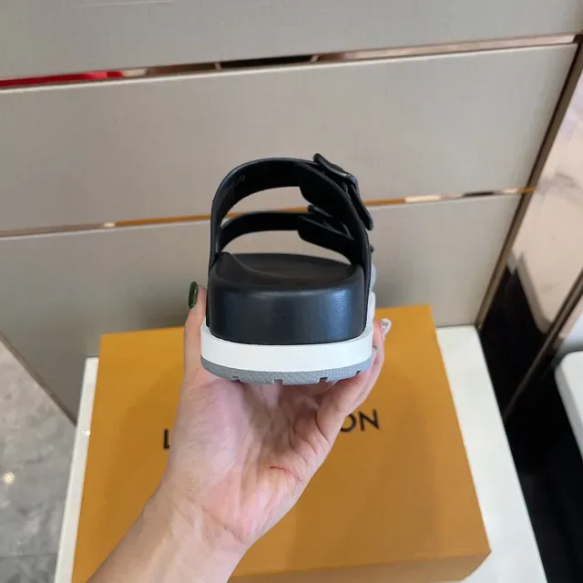Louis Vuitton Run Away Slide أسود أبيض حزامين إبزيم إغلاق تفصيل Piping شرائح 5