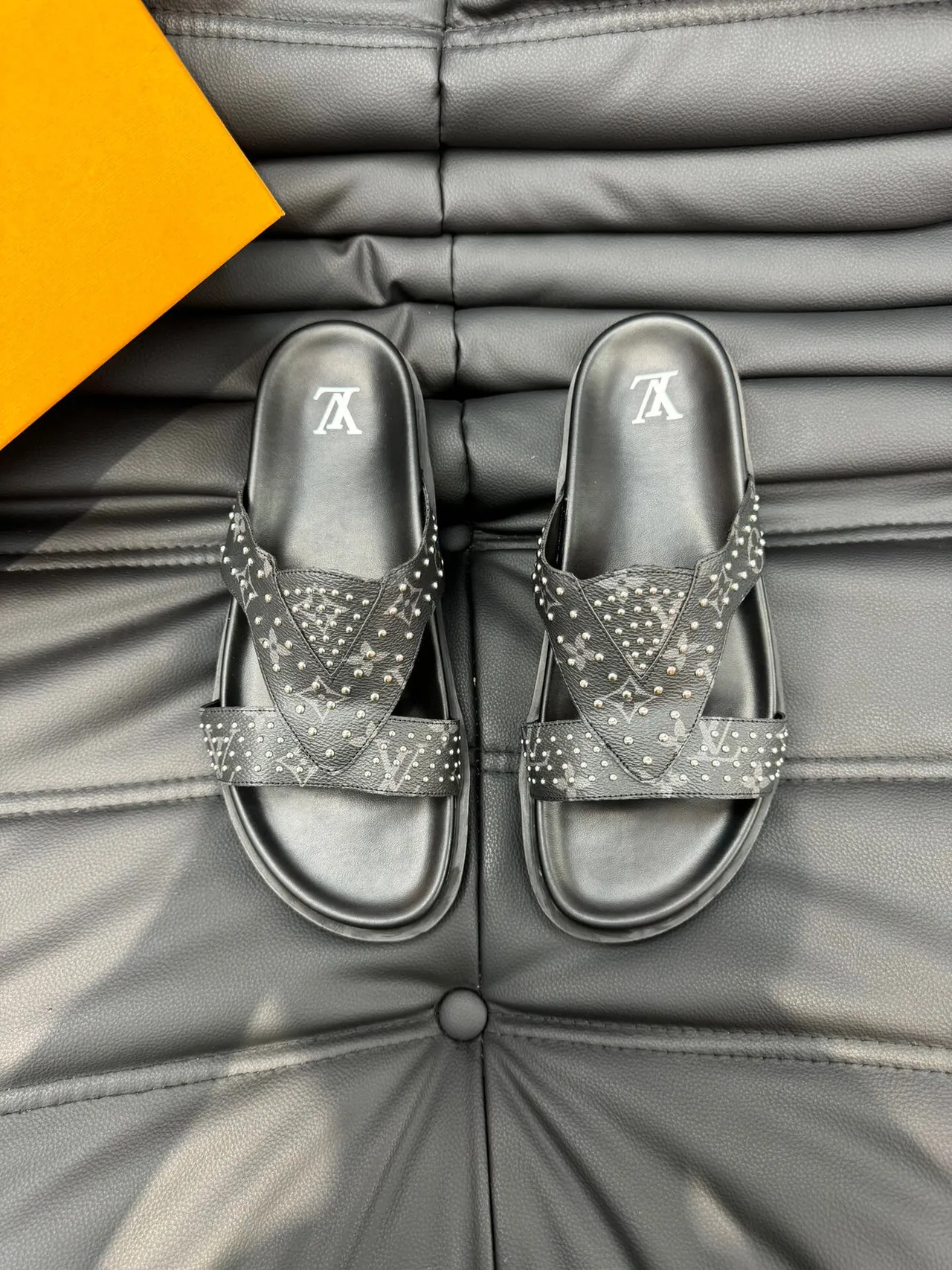 Louis Vuitton Run Away Studded Monogram Sandales casuales noires 2