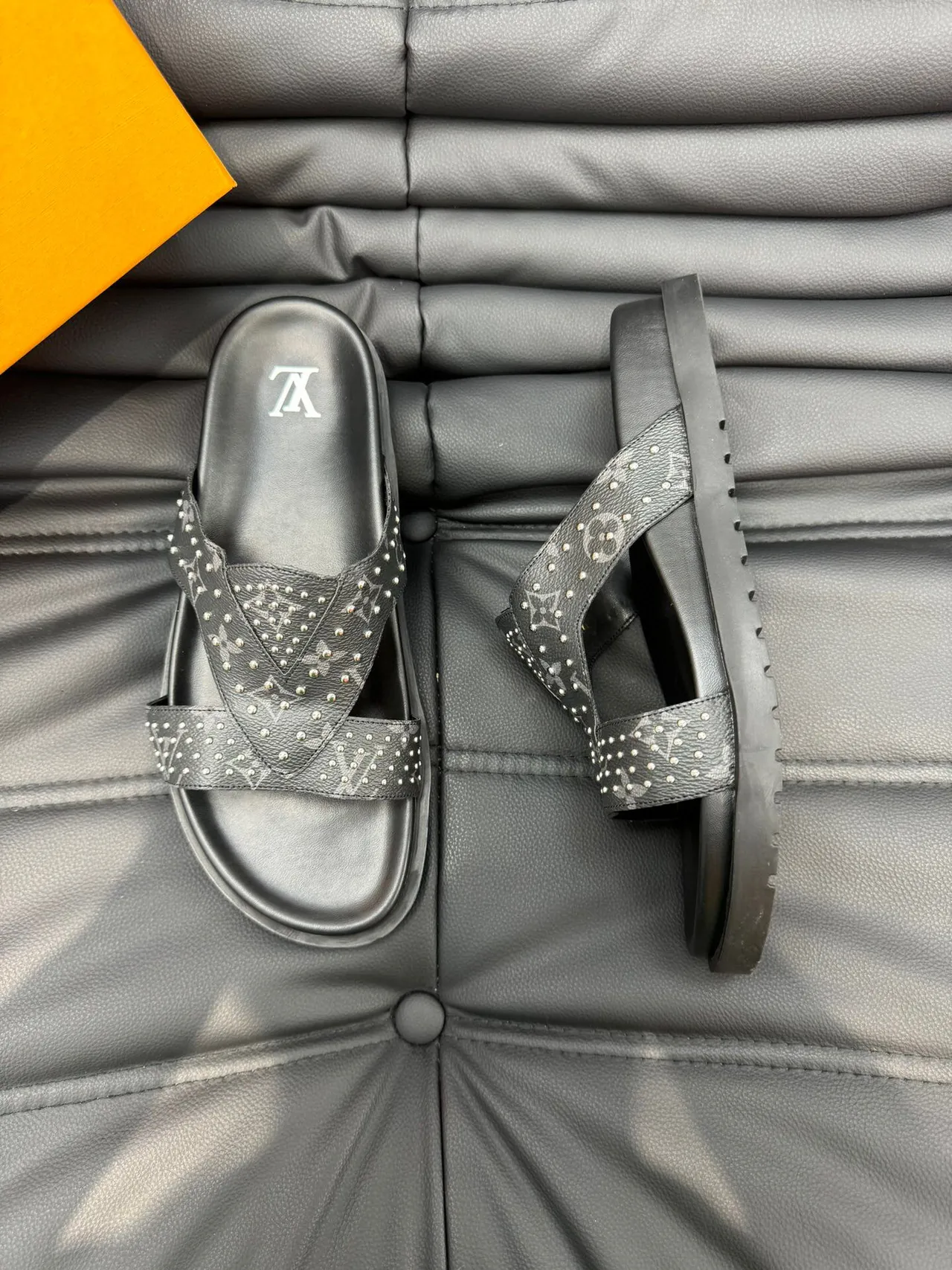 Louis Vuitton Run Away Studded Monogram Sandales casuales noires 3