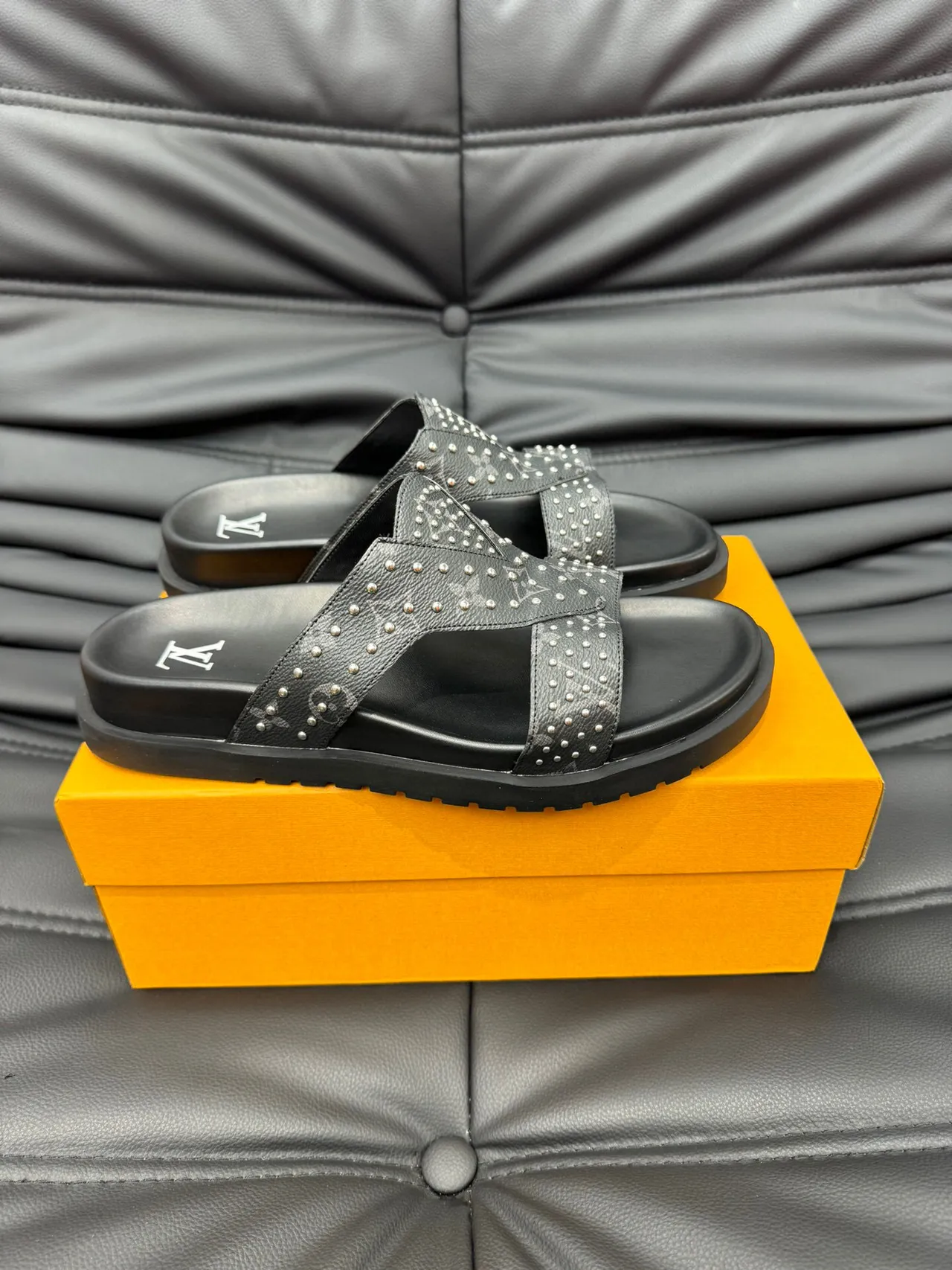 Louis Vuitton Run Away Studded Monogram Sandales casuales noires 4