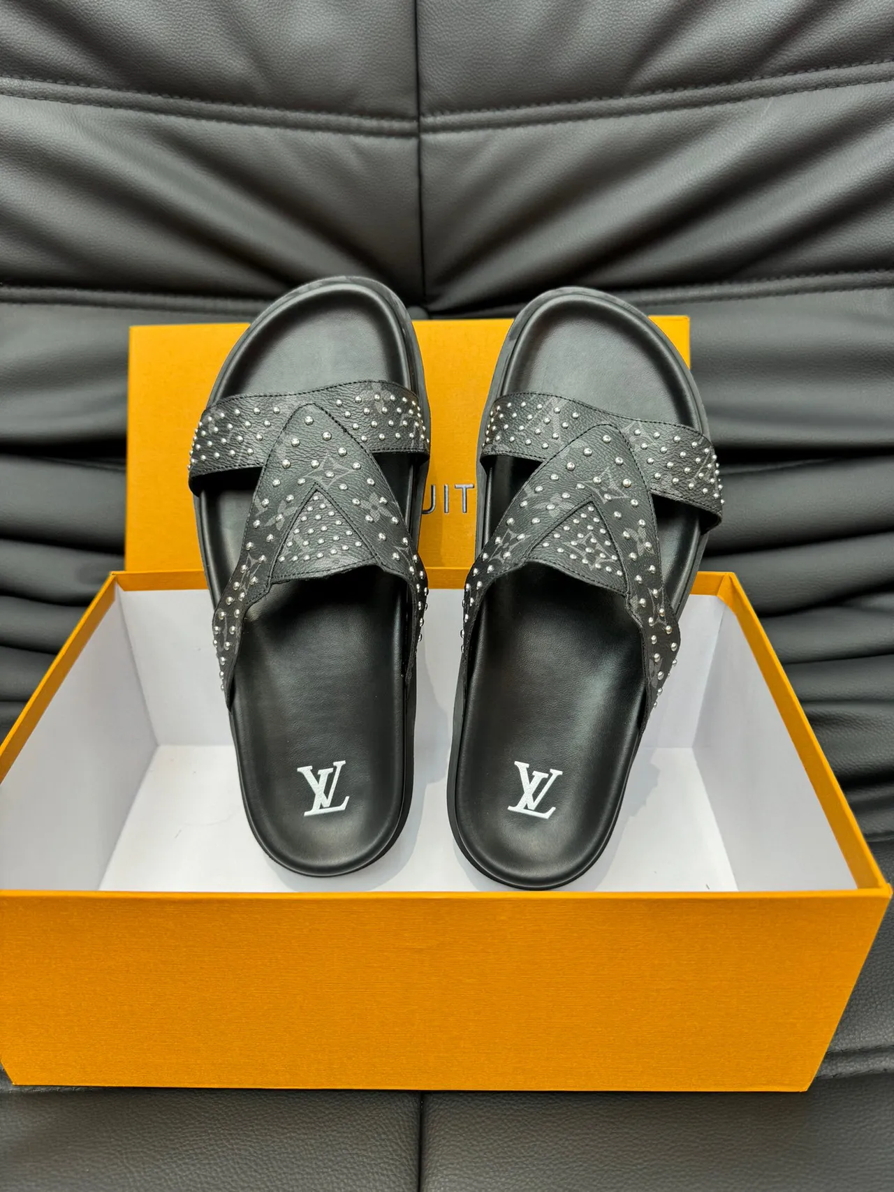 Louis Vuitton Run Away Studded Monogram Sandales casuales noires 5