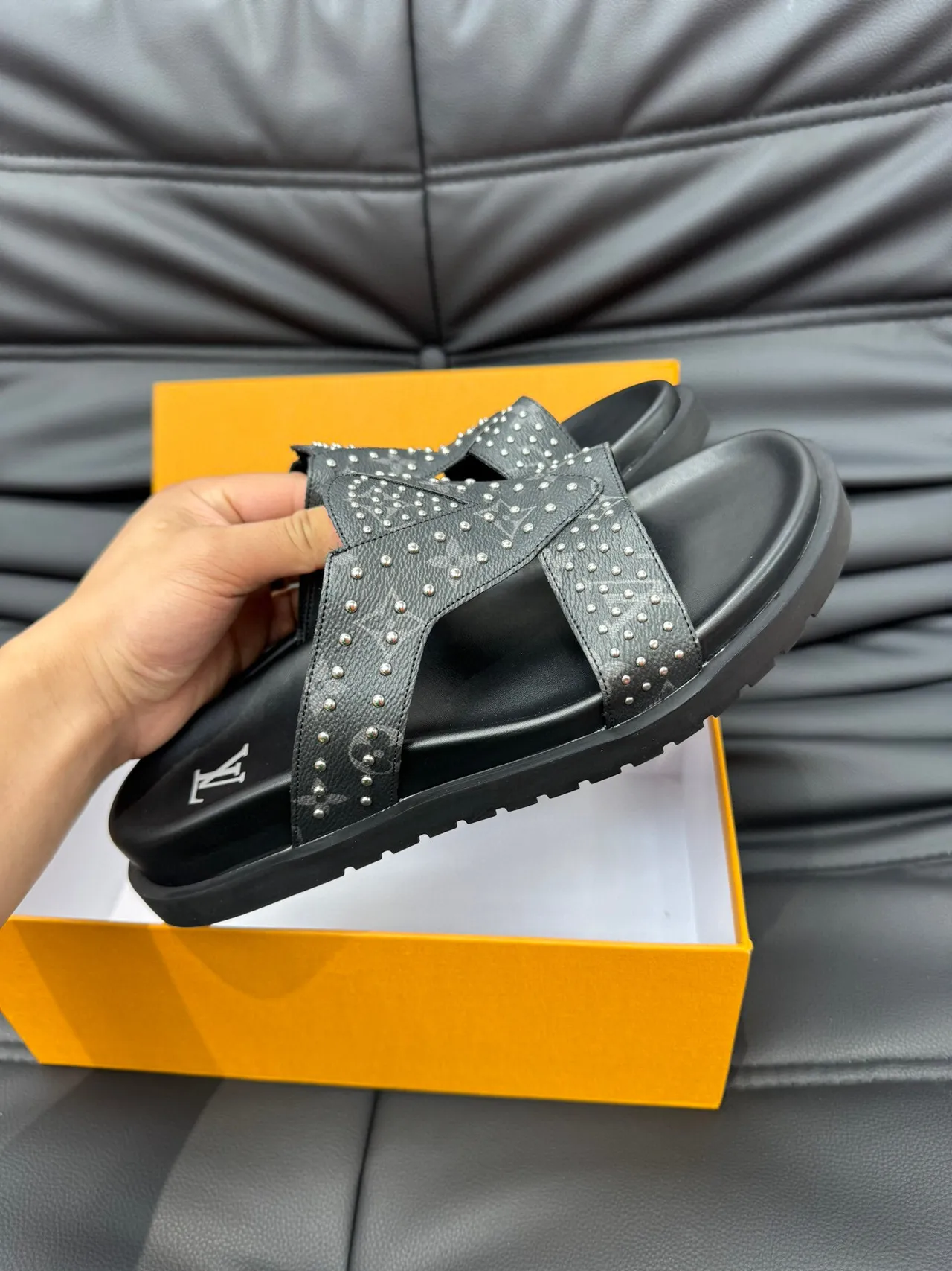 Louis Vuitton Run Away Studded Monogram Sandales casuales noires 6