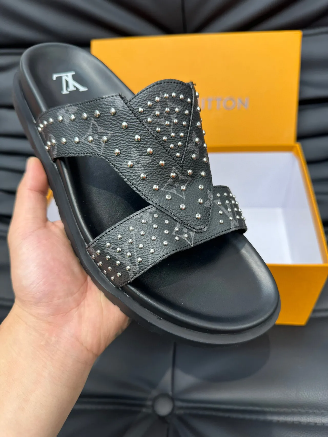 Louis Vuitton Run Away Studded Monogram Sandales casuales noires 7