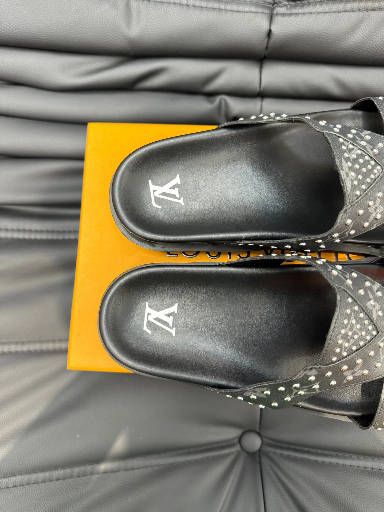 Louis Vuitton Run Away Studded Monogram Sandales casuales noires 8