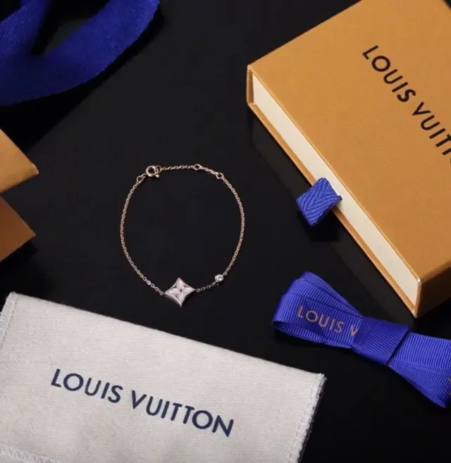 Louis Vuitton Silver White Chain Quatrefoil Pendant Bracelet 18