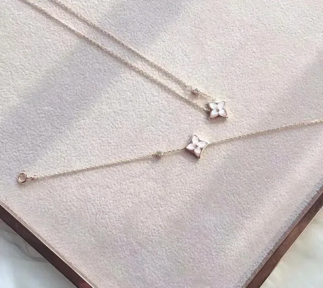 Louis Vuitton Silver White Chain Quatrefoil Pendant Bracelet 20