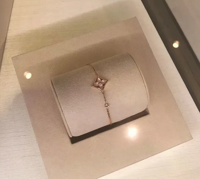 Louis Vuitton Silver White Chain Quatrefoil Pendant Bracelet 23