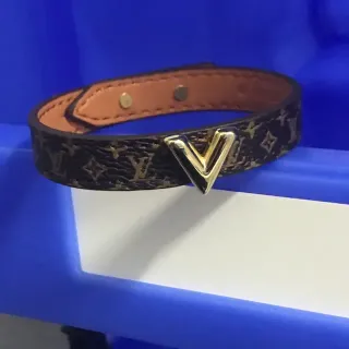 Louis Vuitton V سوار كانفاس مونوجرام مشبك ذهبي