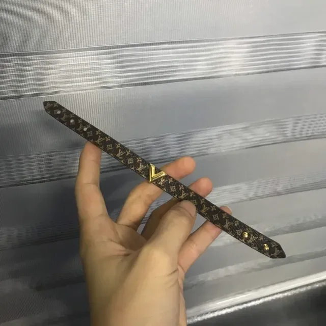 Louis Vuitton V Bracelet Monogramme Toile Doré Fermoir 2