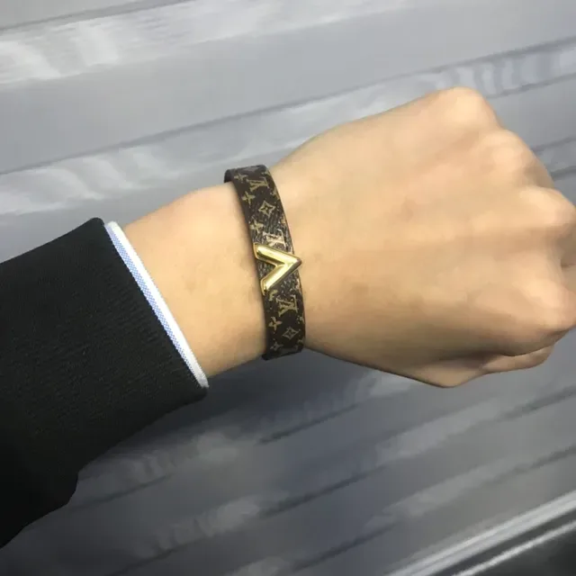 Louis Vuitton V Bracelet Monogramme Toile Doré Fermoir 3