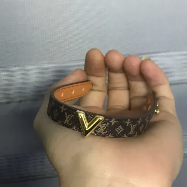 Louis Vuitton V Bracelet Monogramme Toile Doré Fermoir 4