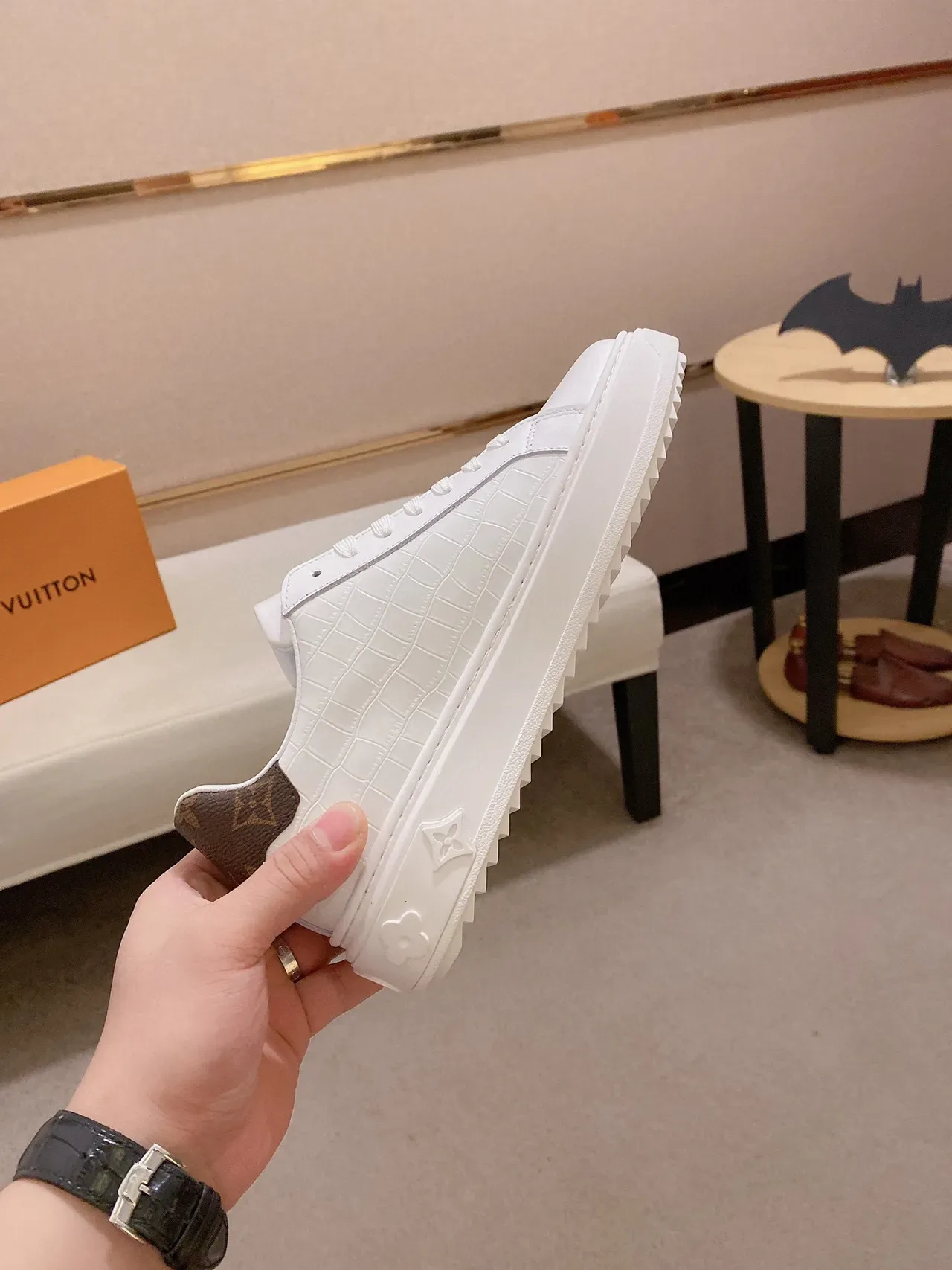 Louis Vuitton Sneakers Lifestyle Blanc et Marron en Cuir Embossé Croc avec Semelle de Plateforme 3