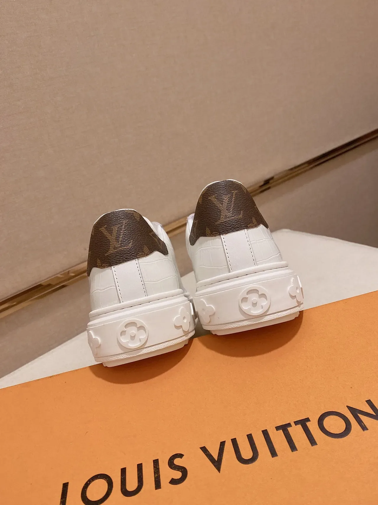 Louis Vuitton Sneakers Lifestyle Blanc et Marron en Cuir Embossé Croc avec Semelle de Plateforme 4