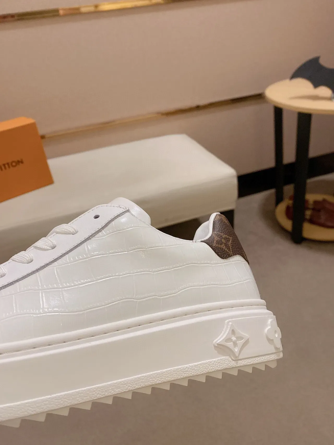 Louis Vuitton Sneakers Lifestyle Blanc et Marron en Cuir Embossé Croc avec Semelle de Plateforme 5