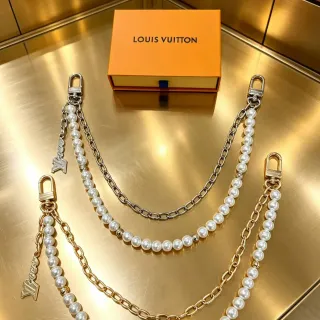 Louis Vuitton व्हाइट गोल्ड मल्टी-स्ट्रैंड पर्ल और मेटल चेन नेकलेस