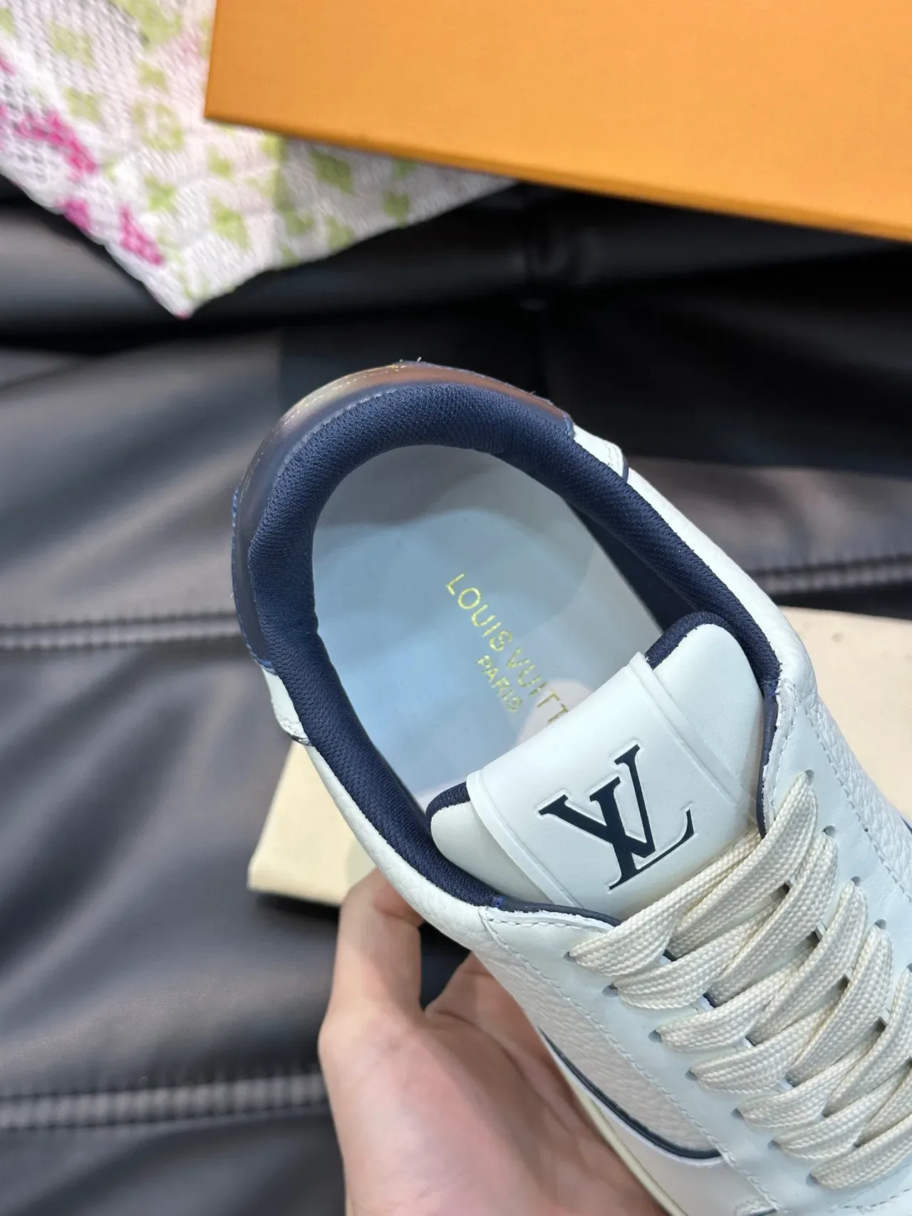Louis Vuitton Sneakers Lifestyle Blanc Navy Cuir Granulé Tubing de Contraste 3