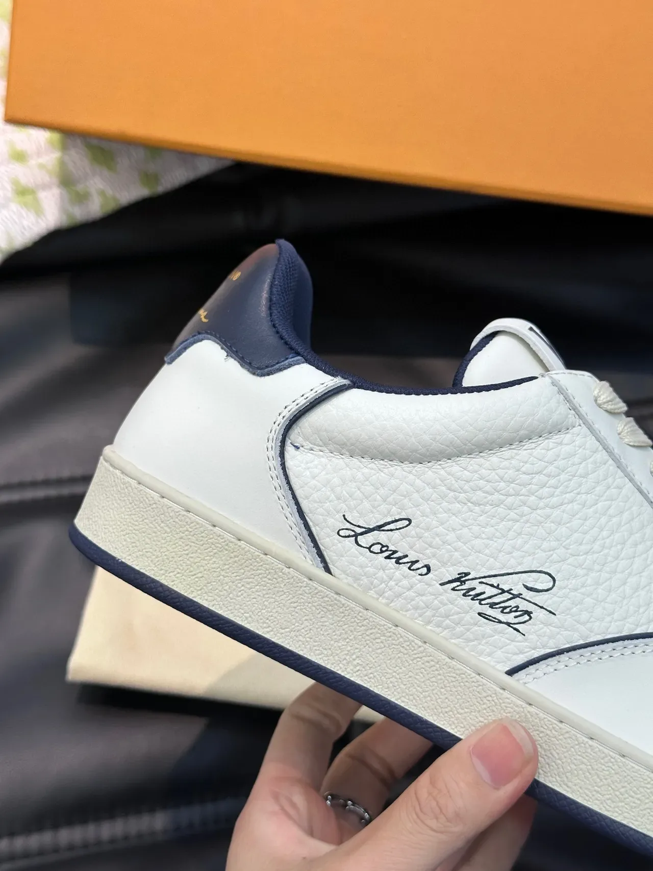 Louis Vuitton Sneakers Lifestyle Blanc Navy Cuir Granulé Tubing de Contraste 5