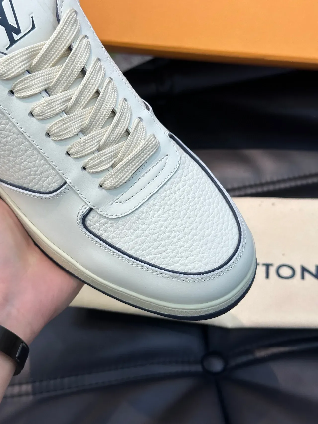 Louis Vuitton Sneakers Lifestyle Blanc Navy Cuir Granulé Tubing de Contraste 6