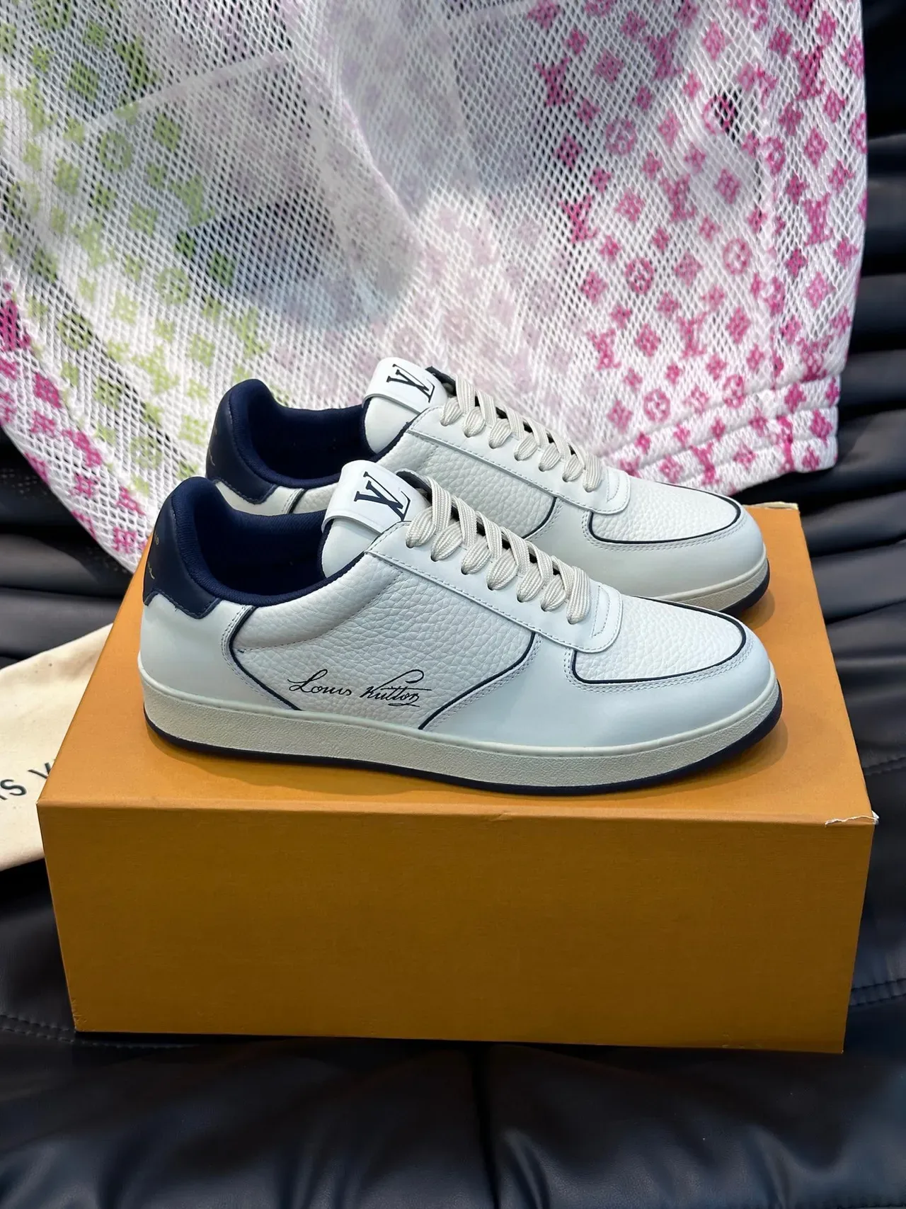 Louis Vuitton Sneakers Lifestyle Blanc Navy Cuir Granulé Tubing de Contraste 7